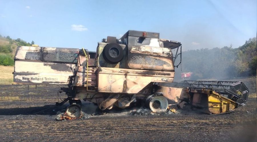 Alev alan biçerdöver ormanı yakıyordu