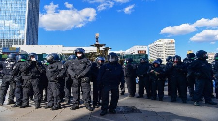 Almanlarda kısıtlamaları protesto etti