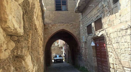 Altından yol geçen 150 yıllık ev