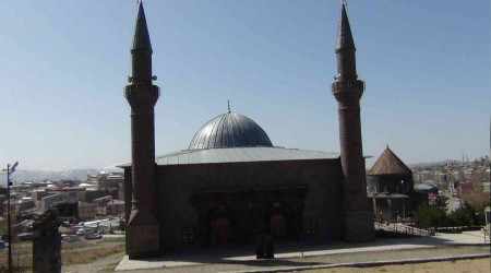 'Anlaşma yapacağız' diyerek camiye topladıkları Türkleri diri diri yaktılar