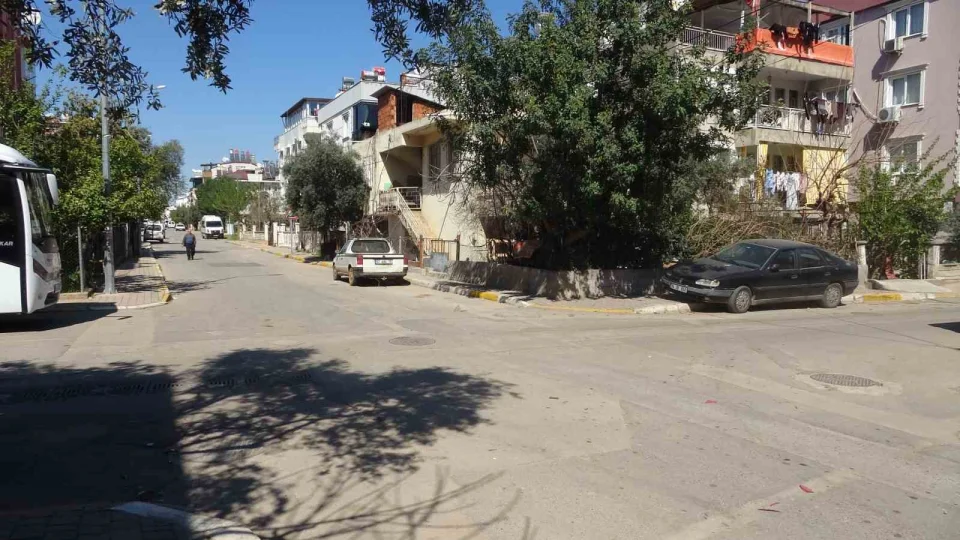 Antalya'da kazada iki motosikletli yola savruldu