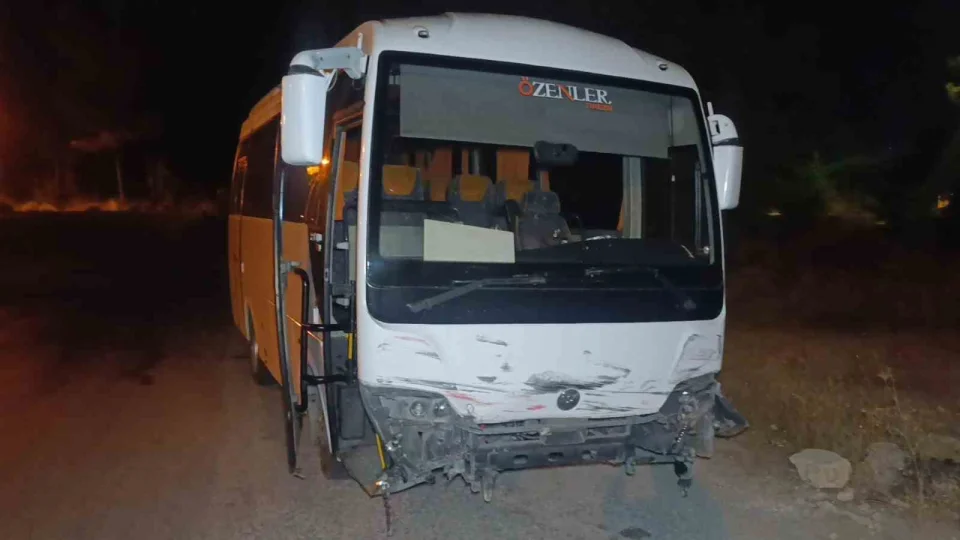 Antalya'da midib�s otomobille �arp��t�: 6 yaral�