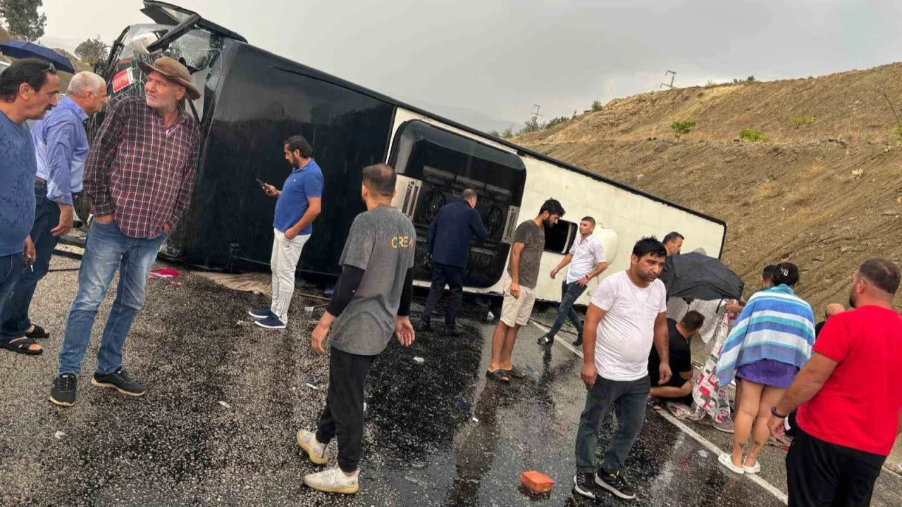 Antalya'da yolcu otob�s� devrildi: 10 yaral�