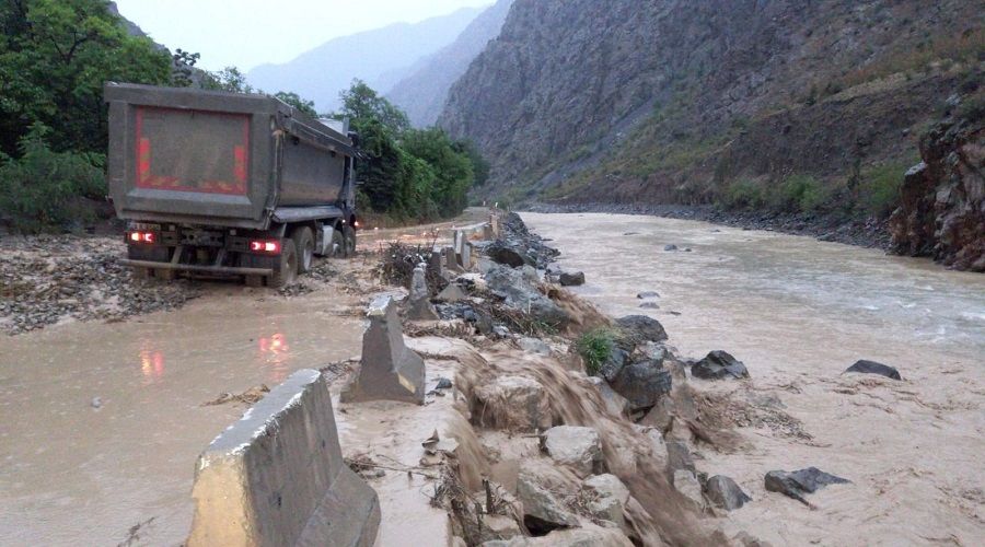 Artvin'de sağanak yağış sonrası dereler taştı