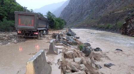 Artvin'de sağanak yağış sonrası dereler taştı