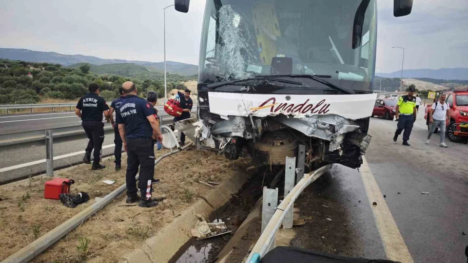 Ayd�n-Denizli otoyolunda feci kaza: 1'i a��r 20 yaral�