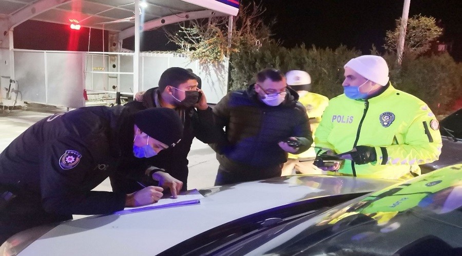 Bakın polislere nasıl yalvardı!