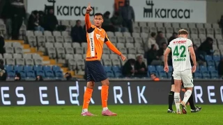 Ba�ak�ehir, son dakikalarda buldu�u golle hedefini s�rd�rd�