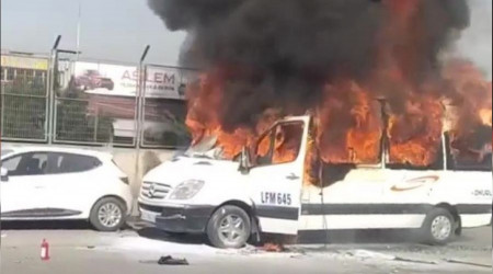 Başakşehir'de servis minibüsü alev topuna döndü