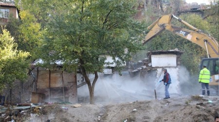 Bakent'teki metruk yaplar yklyor
