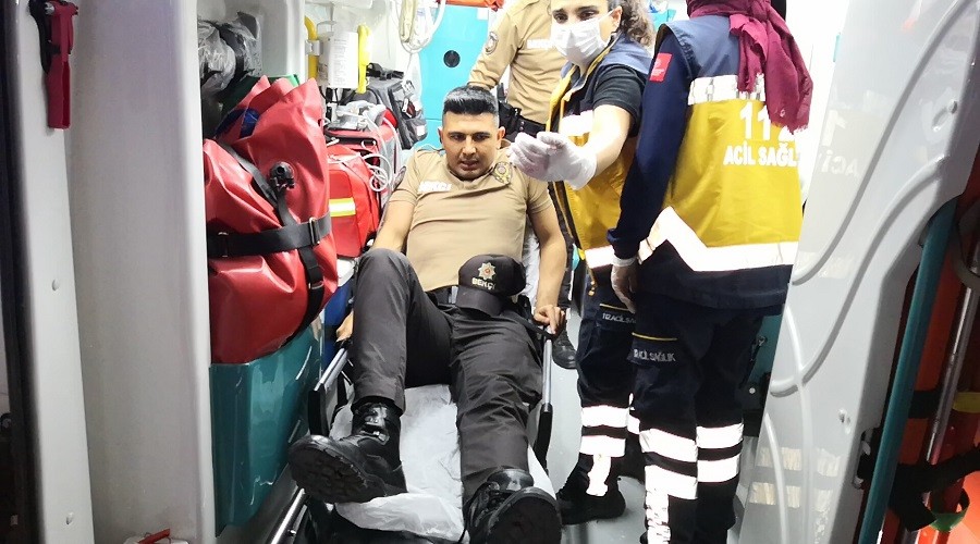 Bekçiyi ezdi, polisin de ayağını kırdı
