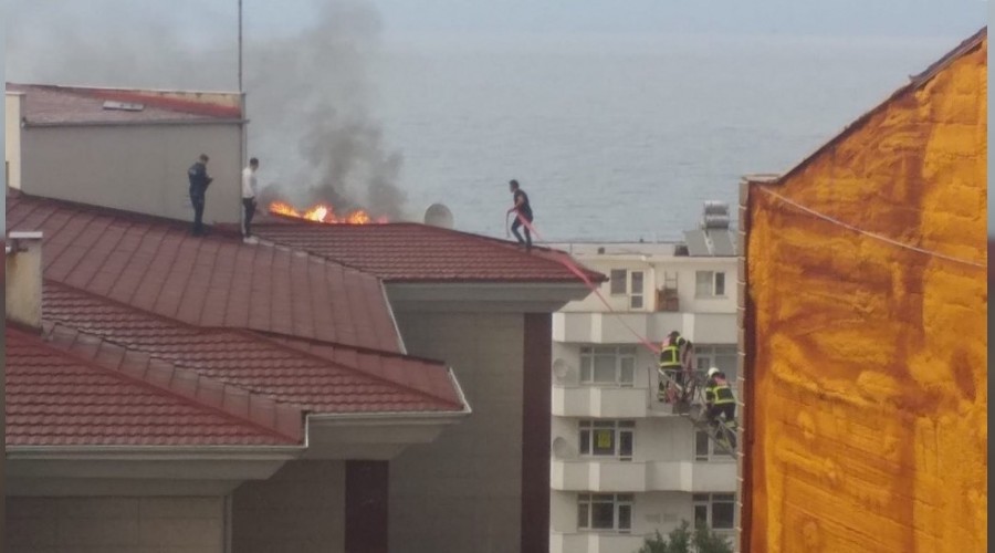 Belediye binas�nda yang�n pani�e neden oldu