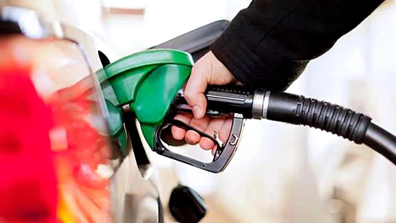Benzine bu gece yarısından itibaren indirim bekleniyor