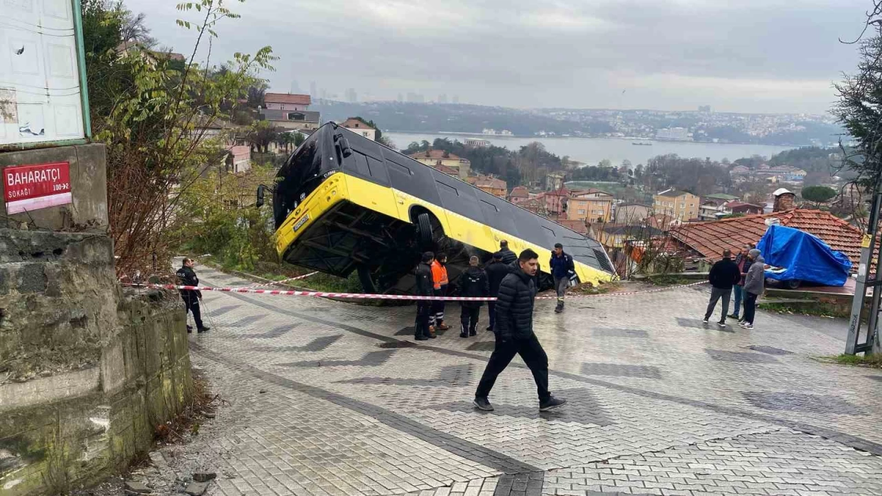 Beykoz'da yokuş aşağı kayan İETT otobüsü evin bahçesine düştü