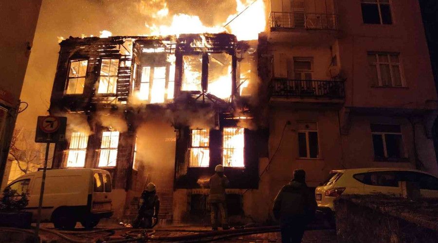 Beyo�lu'nda 2 katl� ah�ap bina alev alev yand�