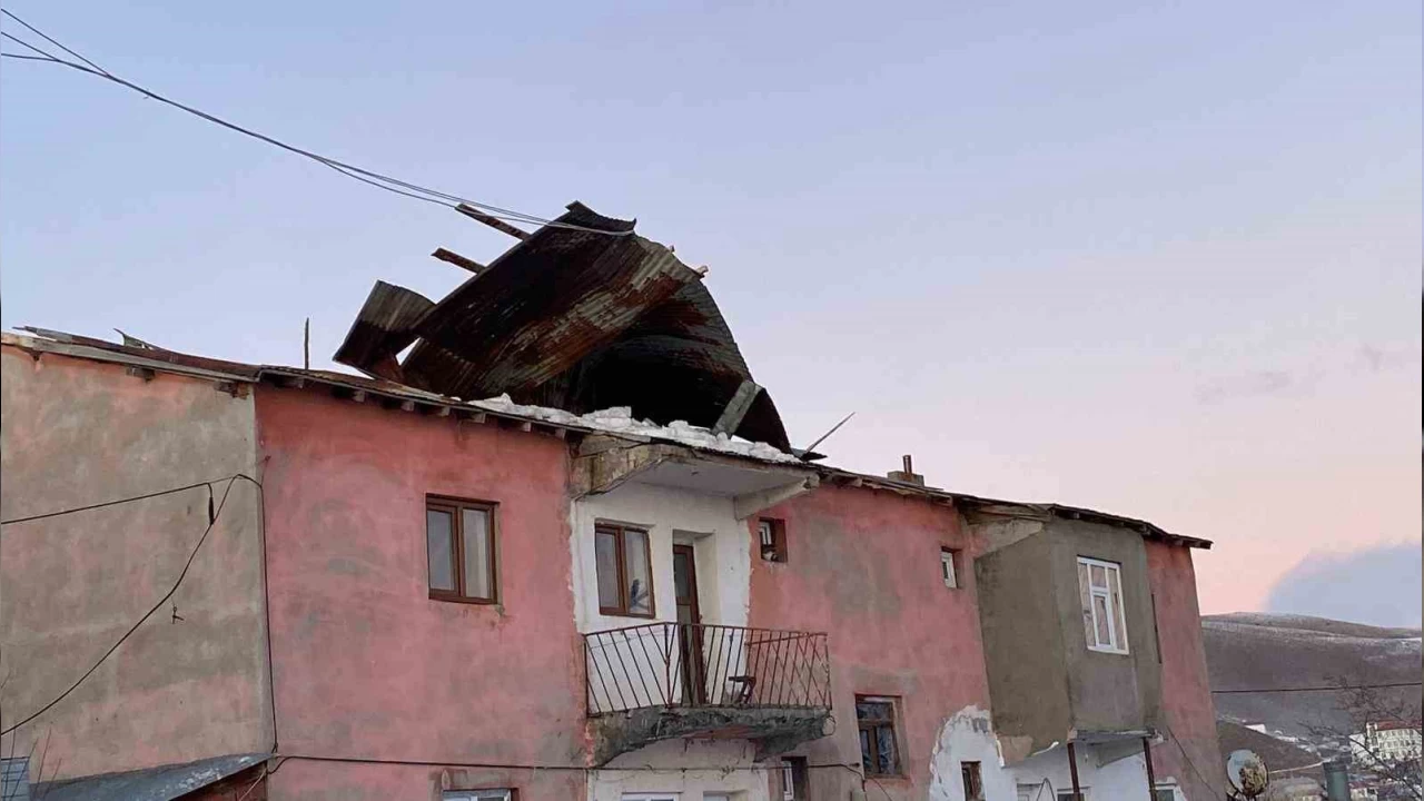 Bingöl'de şiddetli rüzgar ve tipi nedeni ile çatılar uçtu