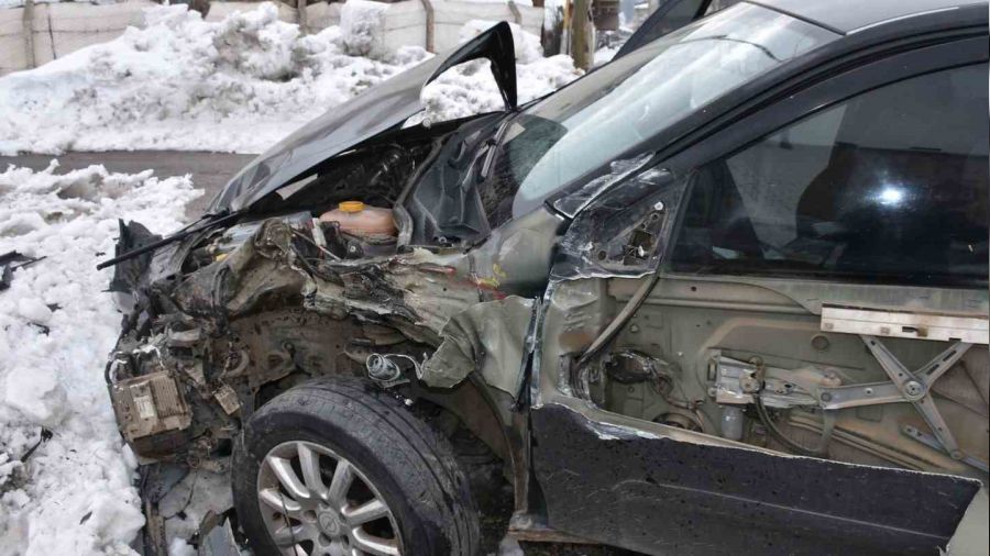 Bingöl'de tren otomobile çarptı, faciadan dönüldü
