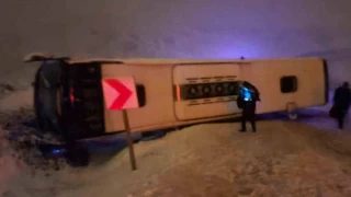 Bingöl'de yolcu otobüsü devrildi: 16 yaralı