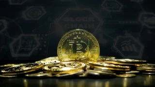  Bitcoin dahil k�resel kripto para piyasas�n�n toplam de�eri son 24 saatte yakla��k y�zde 3,4 azalarak 2 trilyon 320 milyar dolara geriledi