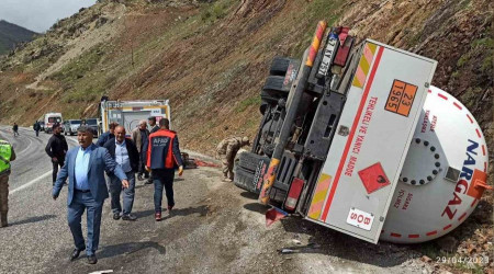 Bitlis'te yakıt dolu tır devrildi
