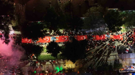 Bodrum'da insanlar sokaklara smad, meydanlarda adm atacak yer kalmad