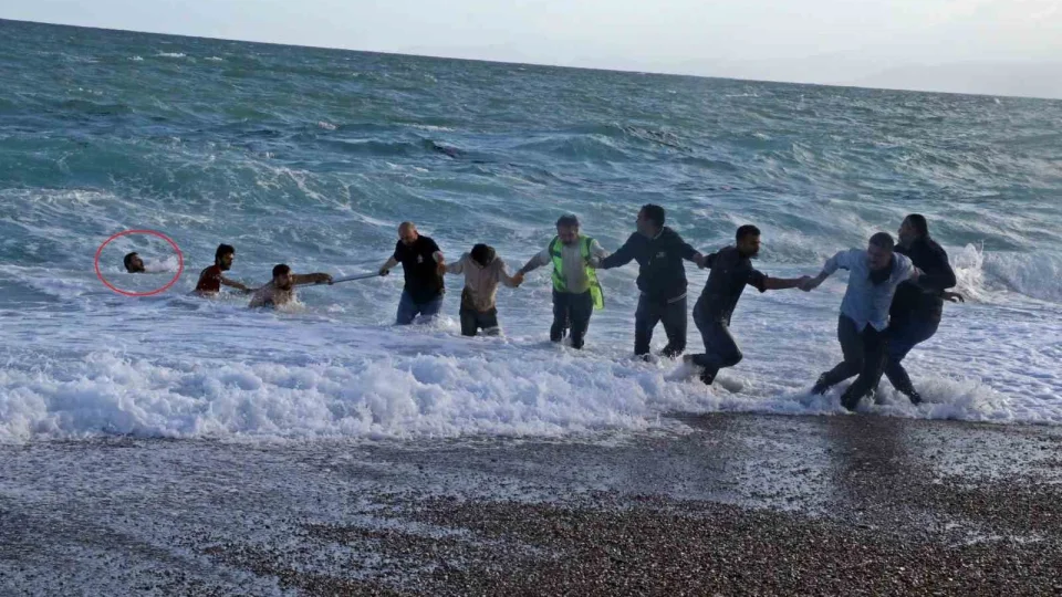 Bo�ulan gen� y�z�ndeki egzama i�in denize girmi�