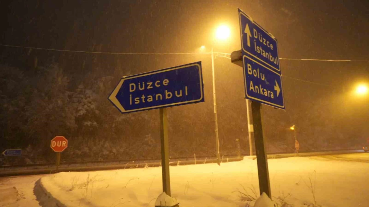 Bolu geçişinde kar yağışı etkili oluyor: Kar kalınlığı 10 santimetreye ulaştı