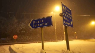 Bolu geçişinde kar yağışı etkili oluyor: Kar kalınlığı 10 santimetreye ulaştı