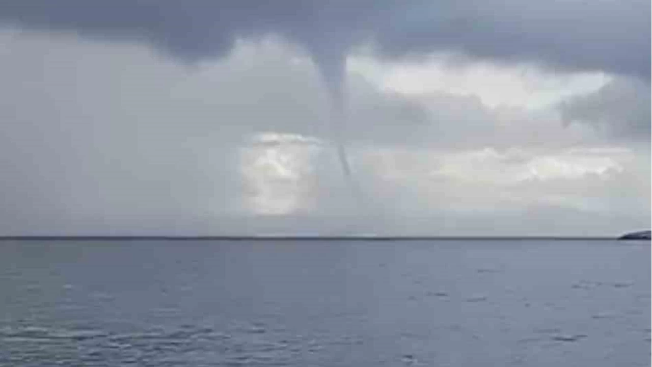 Bozcada aklarnda denizde hortum olutu