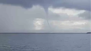 Bozcada aklarnda denizde hortum olutu