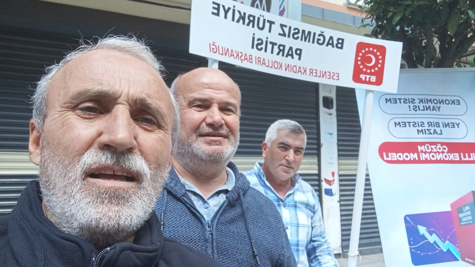 BTP Esenler Teşkilatı anneleri unutmadı: Karanfillerle sahaya indiler
