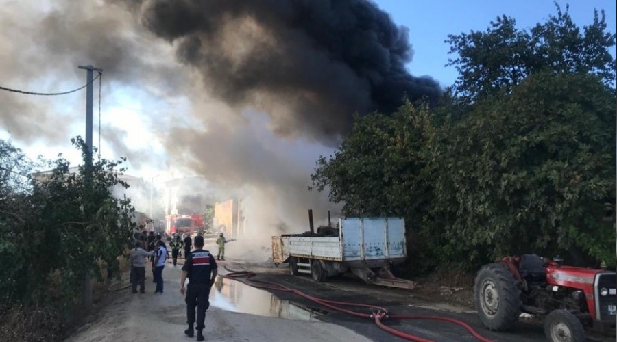 Bursa'da lastik deposu alevlere teslim oldu
