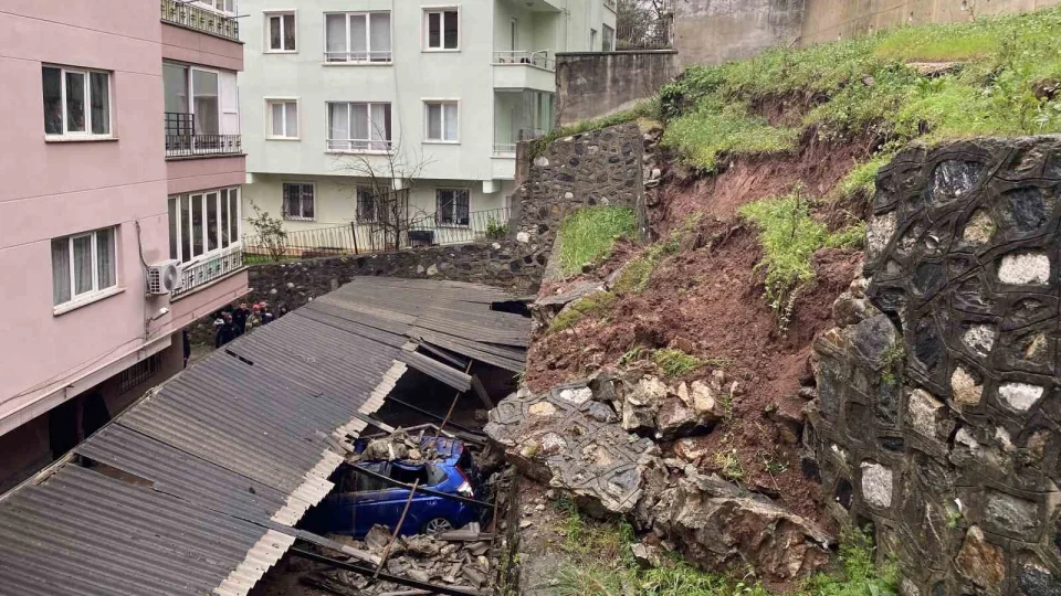Bursa'da ya���la istinat duvar� ��kt�: 3 l�ks otomobil zarar g�rd�