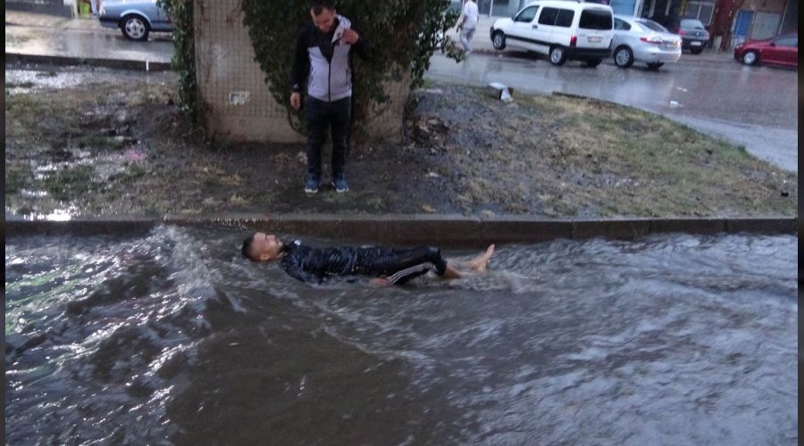 Caddelerde suyun içine yatıp keyif yaptılar