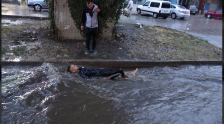 Caddelerde suyun içine yatıp keyif yaptılar