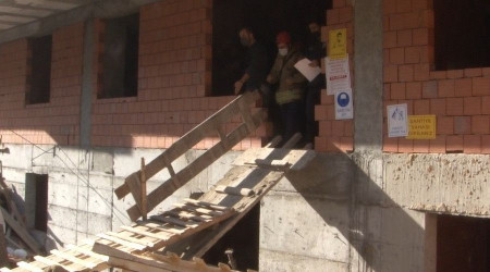 Çalıştığı inşaatın asansör boşluğunda ölü bulundu