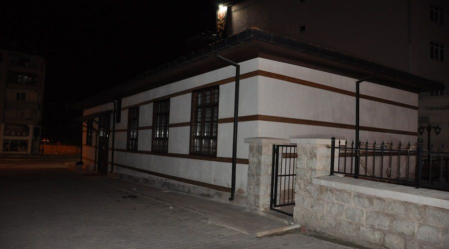 Camiye girdi ama ��kamad�