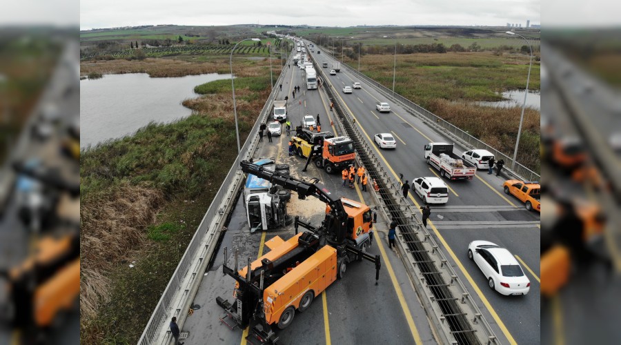 Çöp kamyonu TEM'i trafiğe kapattı