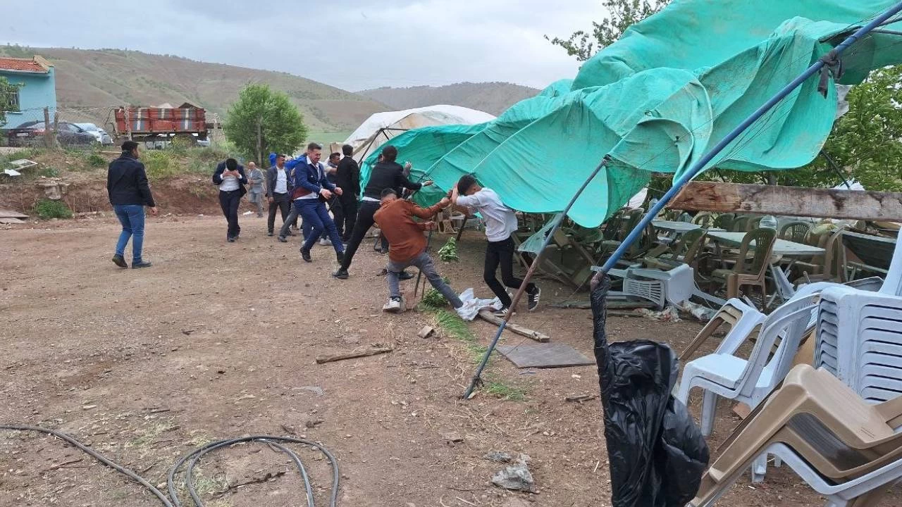 Çorum'da fırtına köy düğününü savaş alanına çevirdi