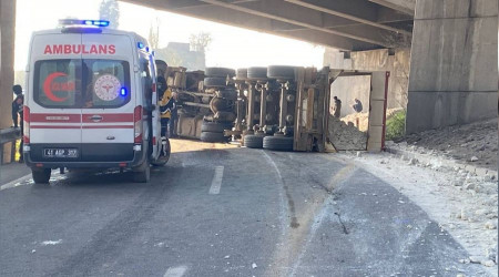 D-100'de tır devrildi, yol kapandı