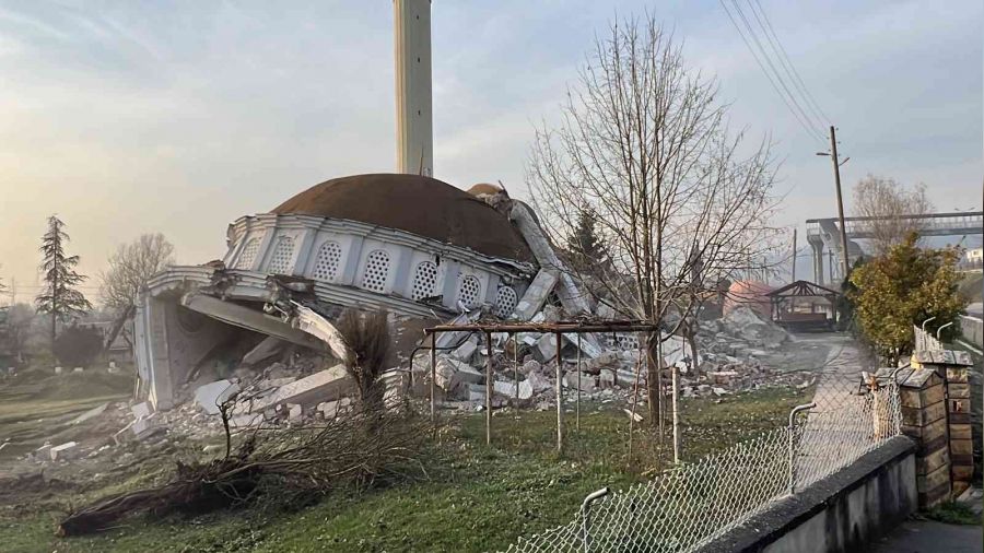 Depremde ağır hasar gören 35 yıllık cami yıkıldı