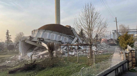 Depremde ağır hasar gören 35 yıllık cami yıkıldı