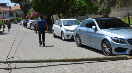 Didim'de fırtına telefon direklerini devirdi