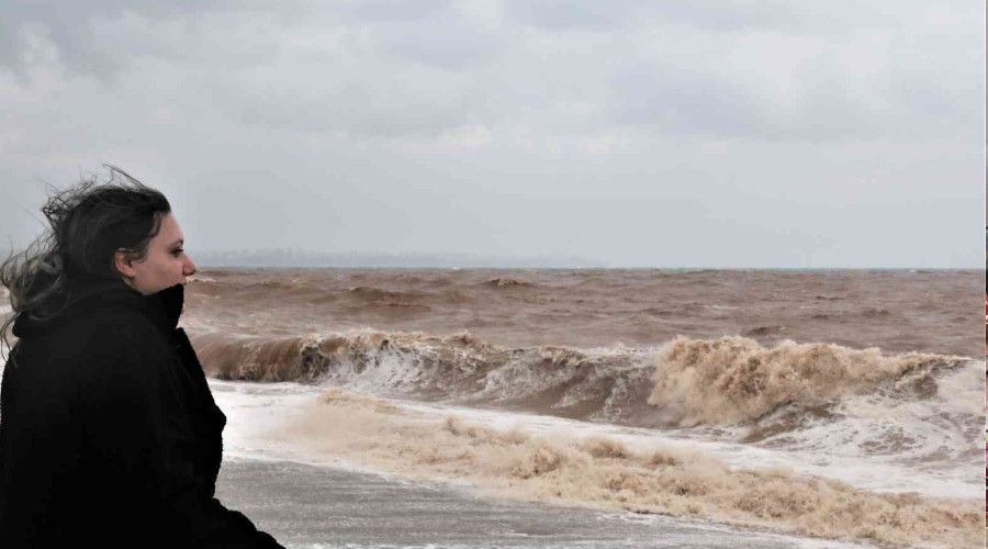 Dünya ünlü Konyaaltı sahilinde denizin rengi kahverengiye döndü