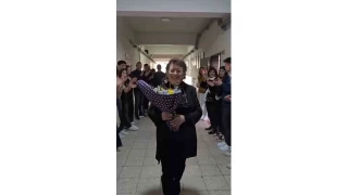 Emekli olan öğretmenlerini böyle uğurladılar