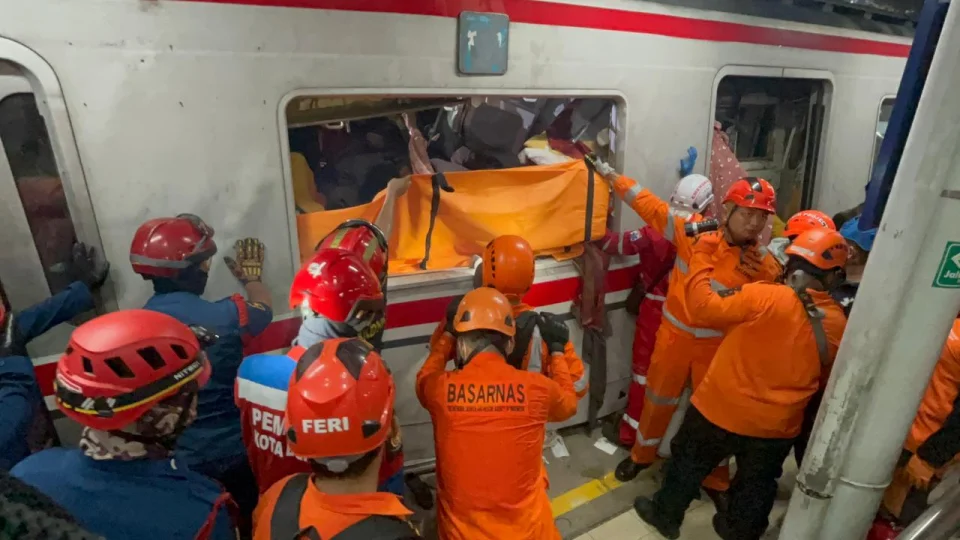  Endonezya'da feci tren kazas�