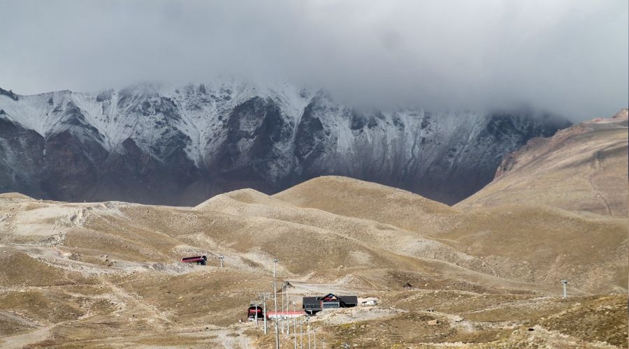 Erciyes'in zirvesi beyaz �rt�yle kapland�