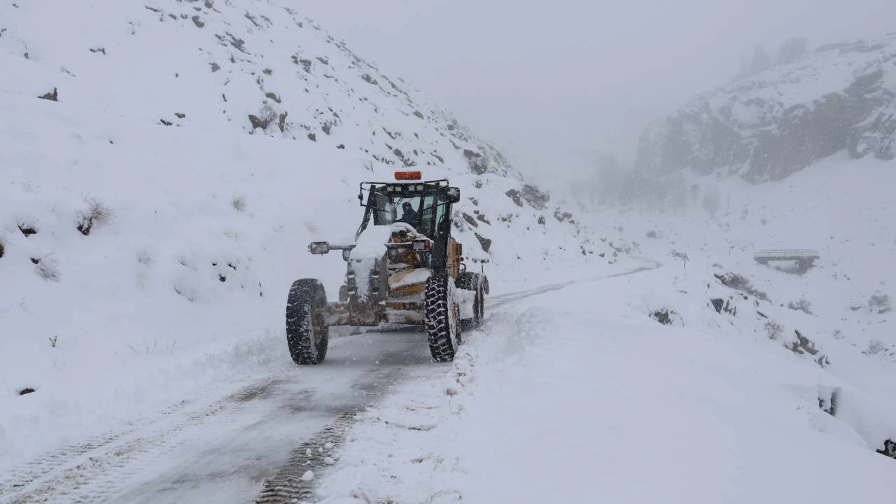 Erzurum, Kars ve Iğdır'da 18 yerleşim yerine ulaşım sağlanamıyor