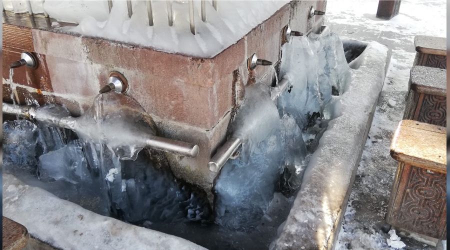 Erzurum'da duvarlar ve adrvanlar buz tuttu