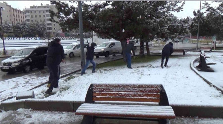 Erzurum'da gençlerin kartopu keyfi